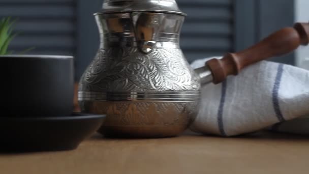 Närbild Kaffekanna Med Natural Kaffe Kopp Kaffe Bordet Kaffe Till — Stockvideo