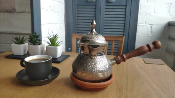 Vértes Egy Kávé Pot Természetes Kávé Egy Csésze Kávé Asztalon — Stock videók