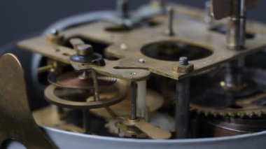 Eski vintage saat mekanizması çalışma, closeup ile yumuşak odak vurdu. Vintage seyretmek vites hareketi makro.