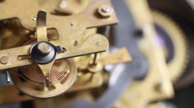 Eski saat mekanizması çalışma, closeup ile yumuşak odak vurdu. Bir iç saati mekanizması kapatın. Vintage seyretmek vites hareketi makro.