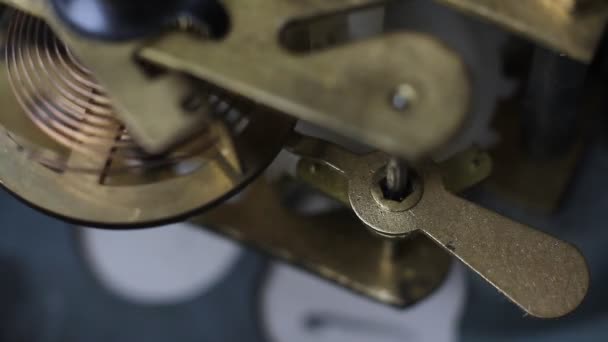 古いビンテージの時計の機構 ソフト フォーカスで撮影クローズ アップ 内部時計のメカニズムのクローズ アップ ヴィンテージ時計歯車運動マクロ — ストック動画