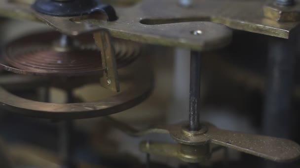 古いビンテージの時計機構操作 ソフト フォーカスで撮影のクローズ アップ 時計のメカニズムのクローズ アップ ヴィンテージ時計歯車運動マクロ — ストック動画