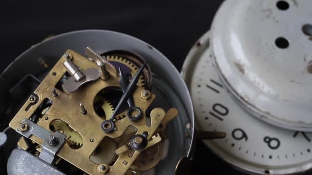 Старый Винтажный Часовой Механизм Работает Крупным Планом Закрыть Внутренний Часовой — стоковое видео