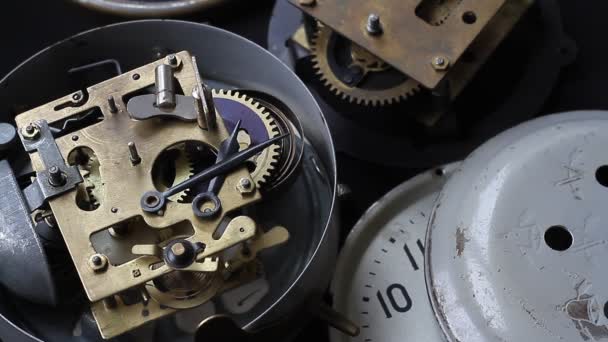 古いビンテージの時計機構操作 ソフト フォーカスで撮影のクローズ アップ 内部時計のメカニズムのクローズ アップ ヴィンテージ時計歯車運動マクロ — ストック動画
