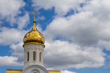 Kubbeler, dini bir bina. Kilise kubbeleri üzerinde haçlar. Gümüş kubbe gökyüzü ile Katedrali