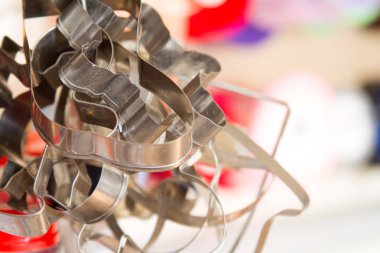 Birçok metal kesme kurabiye bir mutfak veya baker'ın atölye arka planı farklı şekiller için kalıplar.