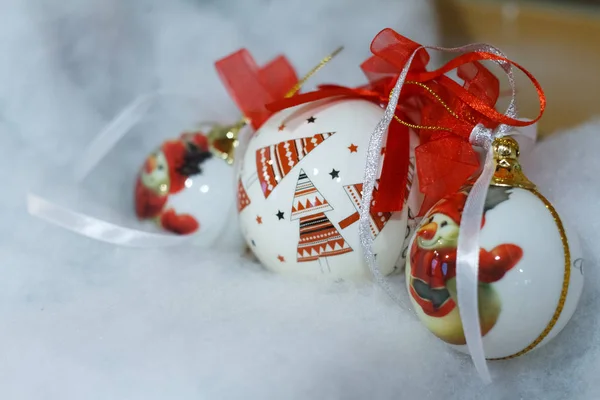 Fondo o concepto, primer plano de las bolas de Navidad con árboles de Navidad y muñecos de nieve, enfoque selectivo . —  Fotos de Stock