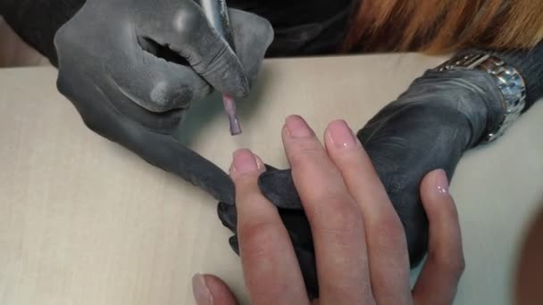 Extrema Close Manicure Master Trata Unhas Mulheres Antes Aplicar Laca — Vídeo de Stock