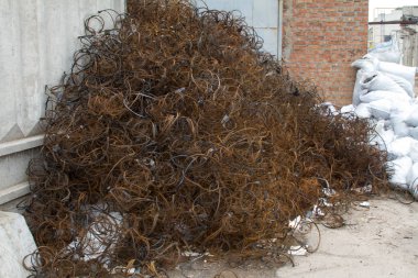 Yapı ve İnşaat malzemeleri ile birlikte ahşap palet yükleme için bir ambar bahçede açık havada metal raflar üzerinde depolanan Satılık