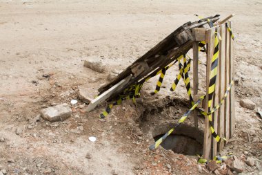 Yapı ve İnşaat malzemeleri ile birlikte ahşap palet yükleme için bir ambar bahçede açık havada metal raflar üzerinde depolanan Satılık