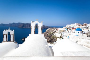 Santorini Island, Yunanistan için şehir Oia. Geleneksel ve ünlü beyaz evleri ve kiliseleri Caldera üzerinde mavi kubbeler ile