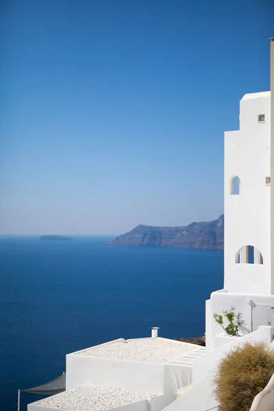 Oia città sull'isola di Santorini, Grecia. Case bianche tradizionali e famose e chiese con cupole blu sulla Caldera — Foto Stock