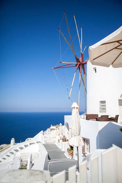 Oia città sull'isola di Santorini, Grecia. Case bianche tradizionali e famose e chiese con cupole blu sulla Caldera — Foto Stock