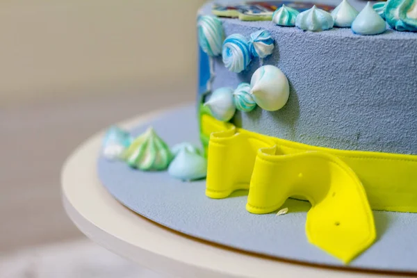 Kuchen überzogen mit farbigem Mastix, kleine Dekorationen, bereit für eine Spende — Stockfoto
