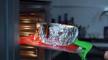 Kalıp doldurma ve fındık-Muzlu Kek, yapma bir kek, video görüntüleri tam süreci yapmak için pasta katının pişirme