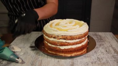 Şurubu ile bulaşması, tereyağı krema uygulamak, doldurma, yapma pasta, stok görüntüleri tüm süreç doldurma somun-muzlu pasta katmanları birleştirme