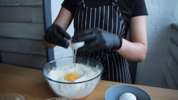 Змішування продуктів для тіста для торта, змішування яєць, борошна, цукру, горіхів, банана, повний процес приготування торта, стокові кадри — стокове відео
