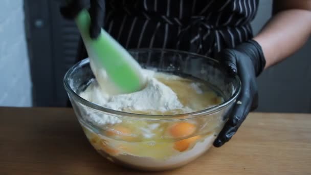 Směšovací výrobky pro dort těsto Smíchejte vejce, mouku, cukr, ořechy, banán, celý proces tvorby dort, stopáže — Stock video