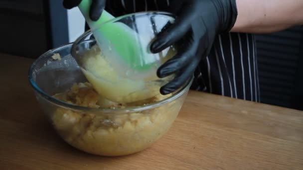 Mélange de produits pour la pâte pour gâteau gâteau, mélanger les œufs, farine, sucre, noix, banane, le processus complet de fabrication d'un gâteau, images de stock — Video