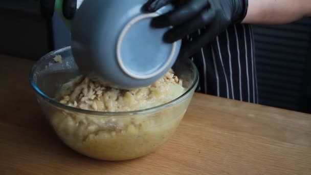 Karıştırma ürünler için kek hamuru karıştırın yumurta, un, şeker, fındık, muz, yapma bir kek, stok görüntüleri tam süreci — Stok video