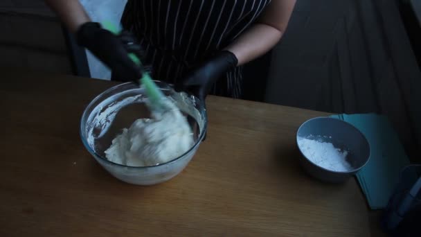 Crème de cuisson à partir de caillé, fromage à la crème et crème pour la fabrication de gâteau noix-banane, le processus complet de fabrication d'un gâteau, images de stock — Video