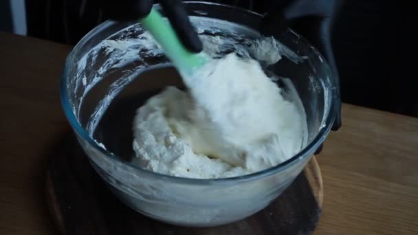 Готовить крем из творога, сливочного сыра и сливок для приготовления орехово-бананового торта, полный процесс приготовления торта, фондовые кадры — стоковое видео