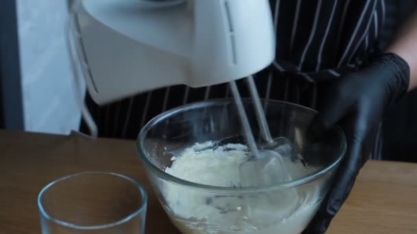 Főzés tejszín, a túró, a krémsajtot és a tejszín, hogy anya-banános torta, sütemény, stock footage a teljes folyamata — Stock videók