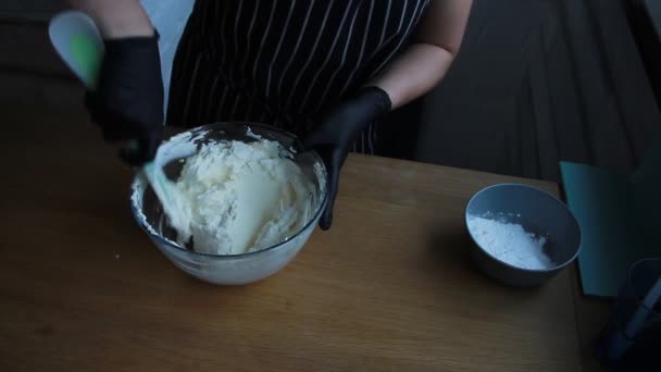 Vispgrädde från ostmassa, färskost och grädde för att göra mutter-Banankaka, hela processen med att göra en tårta, arkivfilmer — Stockvideo