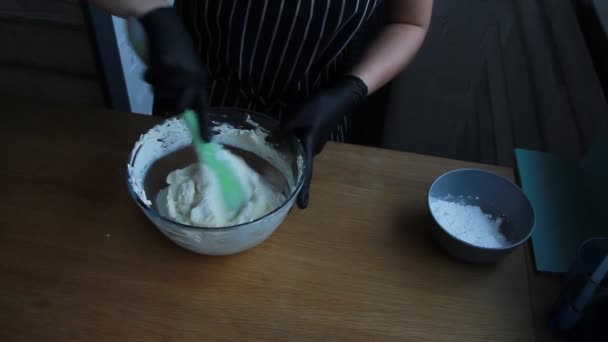 Crème de cuisson à partir de caillé, fromage à la crème et crème pour la fabrication de gâteau noix-banane, le processus complet de fabrication d'un gâteau, images de stock — Video