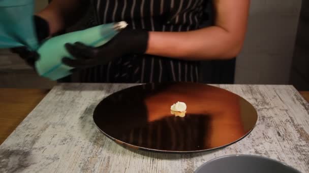 Assemblage des couches de gâteau noix-banane, maculage de sirop, application de crème au beurre, remplissage de la garniture, tout le processus de fabrication du gâteau, images de stock — Video