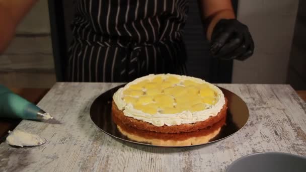 Montaje de las capas de pastel de nuez y plátano, untando con jarabe, aplicando crema de mantequilla, llenando el relleno, todo el proceso de hacer el pastel, material de archivo — Vídeos de Stock