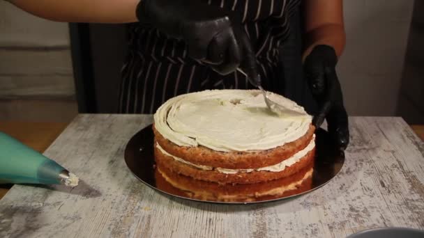 Assemblage des couches de gâteau noix-banane, maculage de sirop, application de crème au beurre, remplissage de la garniture, tout le processus de fabrication du gâteau, images de stock — Video