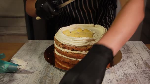 Şurubu ile bulaşması, tereyağı krema uygulamak, doldurma, yapma pasta, stok görüntüleri tüm süreç doldurma somun-muzlu pasta katmanları birleştirme — Stok video