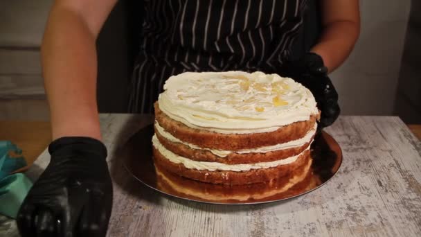 Assemblage des couches de gâteau noix-banane, maculage de sirop, application de crème au beurre, remplissage de la garniture, tout le processus de fabrication du gâteau, images de stock — Video