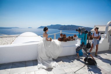 Yunanistan, Santorini, Oia. 19 Eylül 2014: Genç çift balayı Adası Santorini, Yunanistan