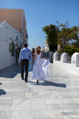 Yunanistan, Santorini, Oia. 19 Eylül 2014: Genç çift balayı Adası Santorini, Yunanistan