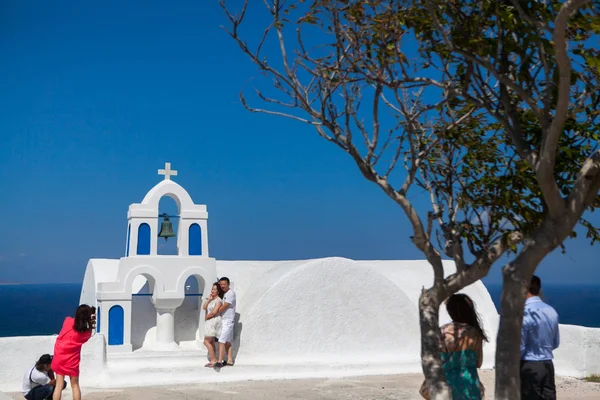 Yunanistan, Santorini, Oia. 19 Eylül 2014: Genç çift balayı Adası Santorini, Yunanistan