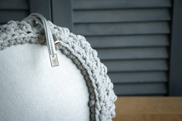 Extreme close-up of a handmade knitted bag in detail. Gray bag with leather bottom and straps. — Stock Photo, Image