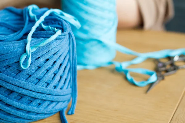 Babins με μπλε και μπλε νήματα για την κατασκευή χειροποίητα πλεκτά σακούλες. Επιλεκτική απαλή εστίαση. — Φωτογραφία Αρχείου
