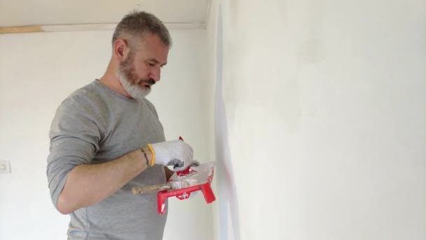 Homem Barbudo Pintando Paredes Interiores Plano Usando Pincel Pintura Bonito — Vídeo de Stock