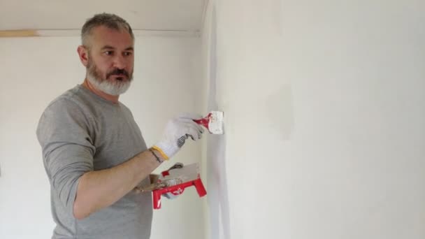 Homem Barbudo Pintando Paredes Interiores Plano Usando Pincel Pintura Bonito — Vídeo de Stock