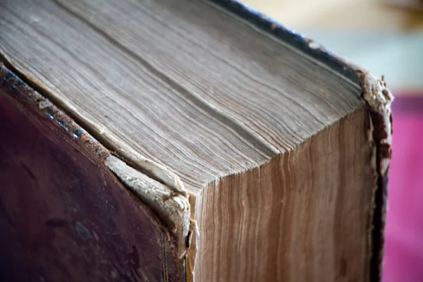 400 éves antik könyv. Azt, hogy a gyönyörű patina, hogy csak évszázadok hozhat létre. — Stock Fotó