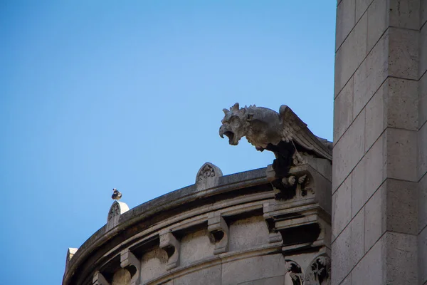 Details of an old Catholic cathedral, gargoyles, chimeras, arches, columns, sculpted facades. — Stock Photo, Image