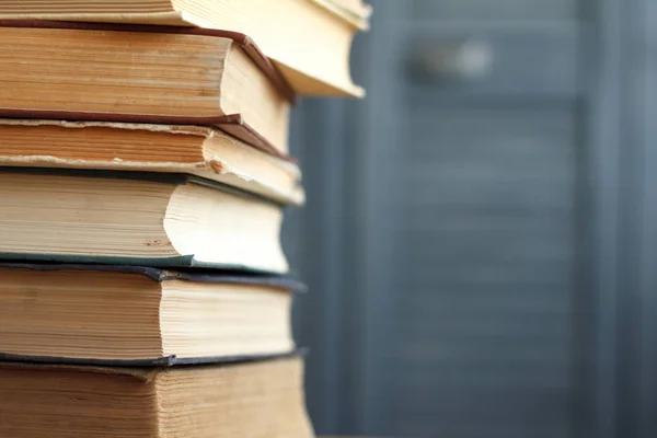 Egy rakás szüreti könyveket az üzleti és oktatási közelről egy fából készült felületen egy szürke könyvespolc. — Stock Fotó