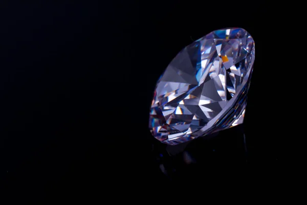 Cristal elegante em uma superfície de espelho preto, um reflexo de um diamante . — Fotografia de Stock