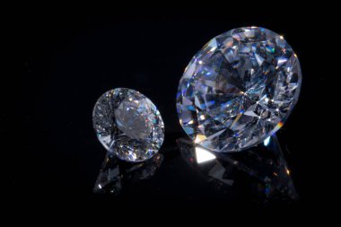 Derin siyah ayna yüzeyinde iki güzel kristaller son derece yakın çekim, izole.