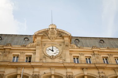Paris 'te saat ile binanın bir parçası, Fransa.