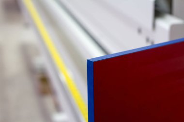 Mobilya imalatı için ahşap parçaların karşı karşıya süreci.