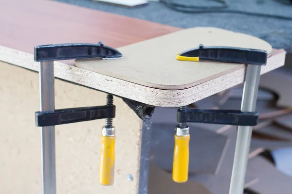 Fabricación de muebles en el proceso, pegando escudos de muebles para hacer muebles . — Foto de Stock