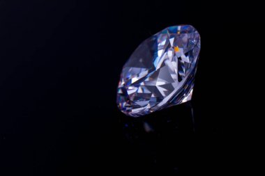 Bir elmas yansıması ile siyah bir ayna yüzeyinde büyük bir elmas